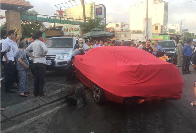 Xế hộp BMW tiền tỷ được phủ bạt, che biển số sau khi gây tai nạn liên hoàn ở Sài Gòn - Ảnh 4.