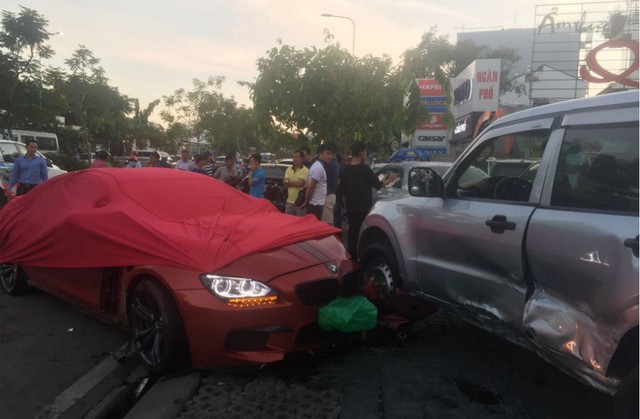 Xế hộp BMW tiền tỷ được phủ bạt, che biển số sau khi gây tai nạn liên hoàn ở Sài Gòn - Ảnh 1.