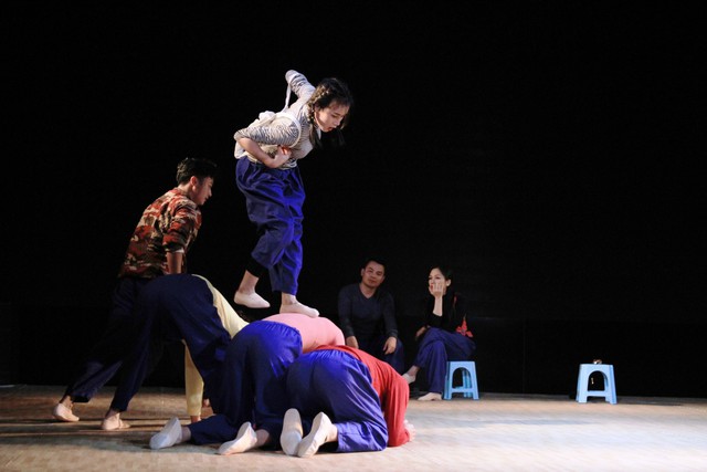 Đạo diễn người Nhật vừa khóc vừa dựng vở kịch Sự sống của cố NSND Anh Tú - Ảnh 3.