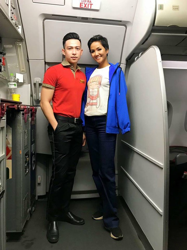 Hhen Niê trải lòng việc mặc áo 40 nghìn đồng, đi giày bẩn trên máy bay - Ảnh 1.