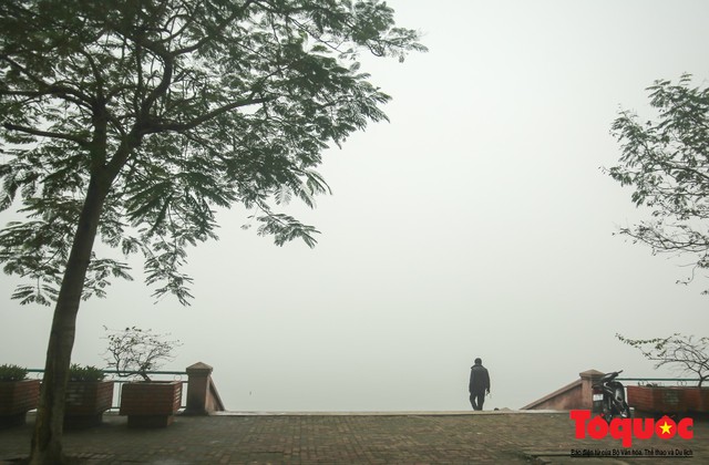 Hà Nội mịt mù trong sương sớm - Ảnh 15.