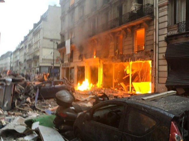 Vụ nổ cực lớn ở trung tâm Paris: Chưa phát hiện người Việt thương vong - Ảnh 1.