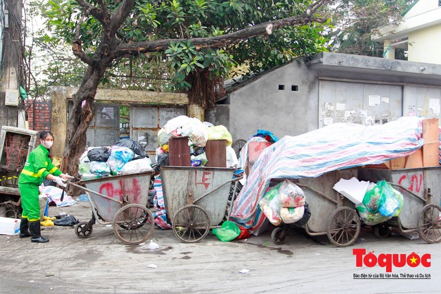 Gần Tết, rác thải sinh hoạt ùn ứ khắp phố phường Hà Nội - Ảnh 8.