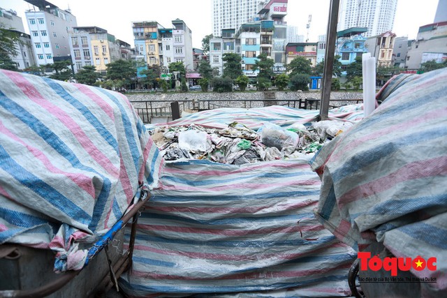 Gần Tết, rác thải sinh hoạt ùn ứ khắp phố phường Hà Nội - Ảnh 7.