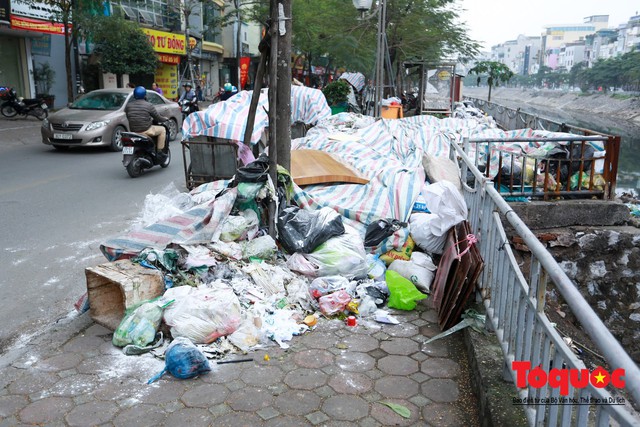 Gần Tết, rác thải sinh hoạt ùn ứ khắp phố phường Hà Nội - Ảnh 6.