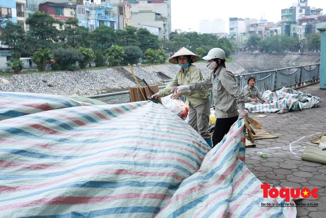 Gần Tết, rác thải sinh hoạt ùn ứ khắp phố phường Hà Nội - Ảnh 5.