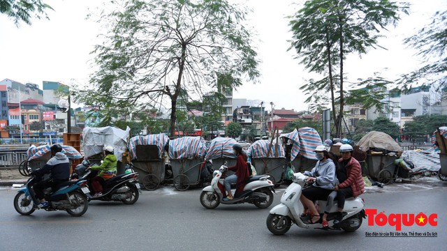Gần Tết, rác thải sinh hoạt ùn ứ khắp phố phường Hà Nội - Ảnh 4.