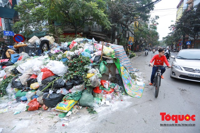 Gần Tết, rác thải sinh hoạt ùn ứ khắp phố phường Hà Nội - Ảnh 2.