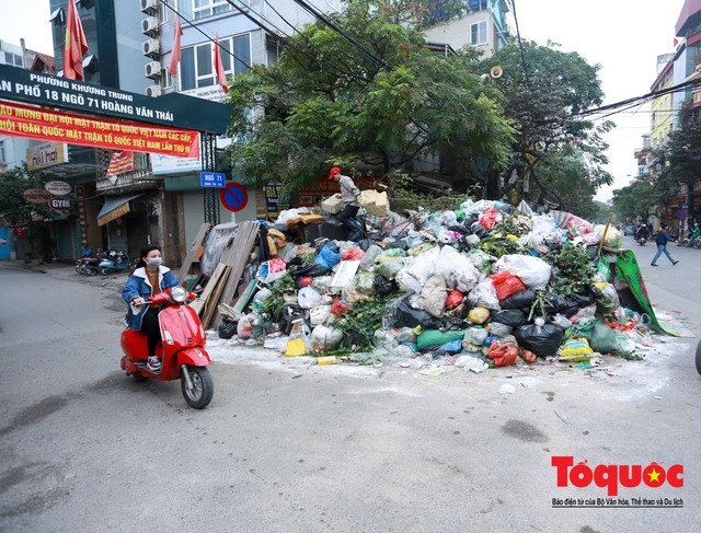 Gần Tết, rác thải sinh hoạt ùn ứ khắp phố phường Hà Nội - Ảnh 1.