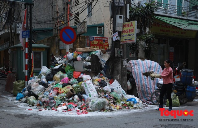 Gần Tết, rác thải sinh hoạt ùn ứ khắp phố phường Hà Nội - Ảnh 3.