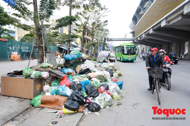 Gần Tết, rác thải sinh hoạt ùn ứ khắp phố phường Hà Nội - Ảnh 14.