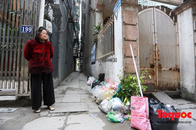 Gần Tết, rác thải sinh hoạt ùn ứ khắp phố phường Hà Nội - Ảnh 20.