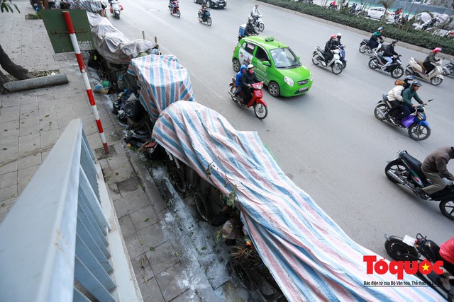Gần Tết, rác thải sinh hoạt ùn ứ khắp phố phường Hà Nội - Ảnh 9.