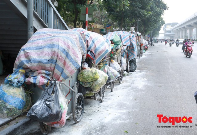 Gần Tết, rác thải sinh hoạt ùn ứ khắp phố phường Hà Nội - Ảnh 10.