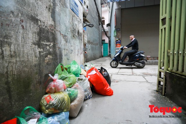 Gần Tết, rác thải sinh hoạt ùn ứ khắp phố phường Hà Nội - Ảnh 19.