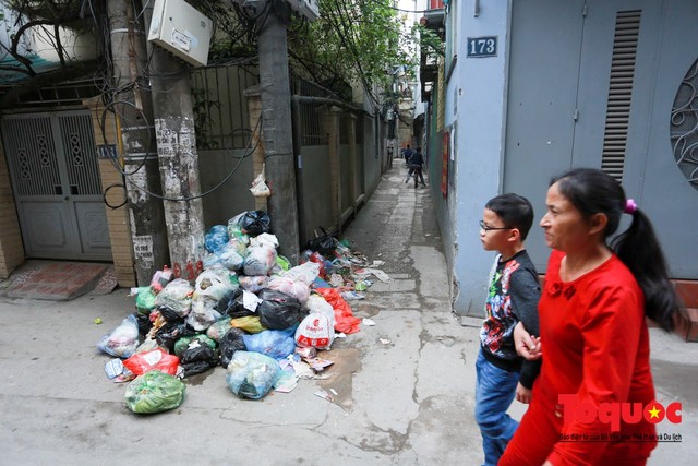 Gần Tết, rác thải sinh hoạt ùn ứ khắp phố phường Hà Nội - Ảnh 18.
