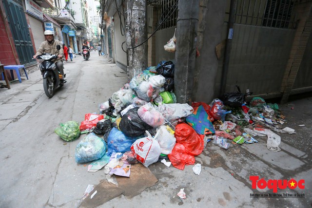 Gần Tết, rác thải sinh hoạt ùn ứ khắp phố phường Hà Nội - Ảnh 17.