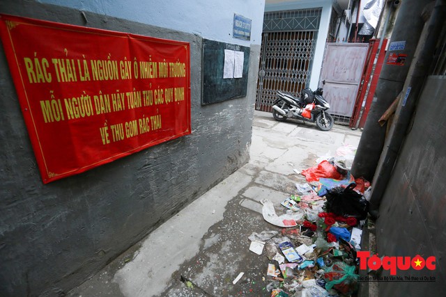 Gần Tết, rác thải sinh hoạt ùn ứ khắp phố phường Hà Nội - Ảnh 16.