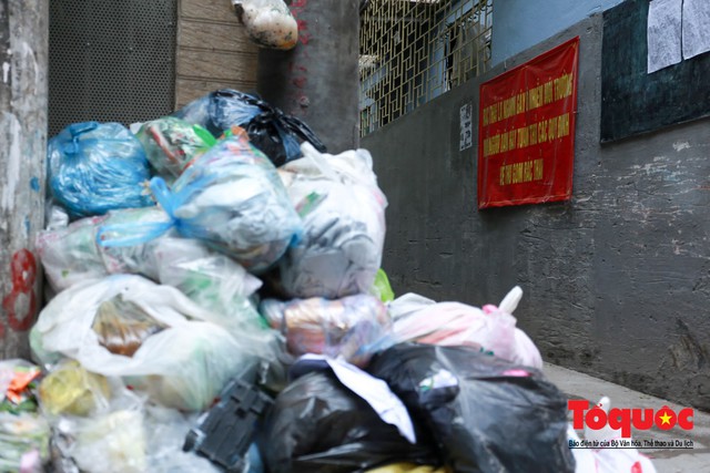Gần Tết, rác thải sinh hoạt ùn ứ khắp phố phường Hà Nội - Ảnh 15.