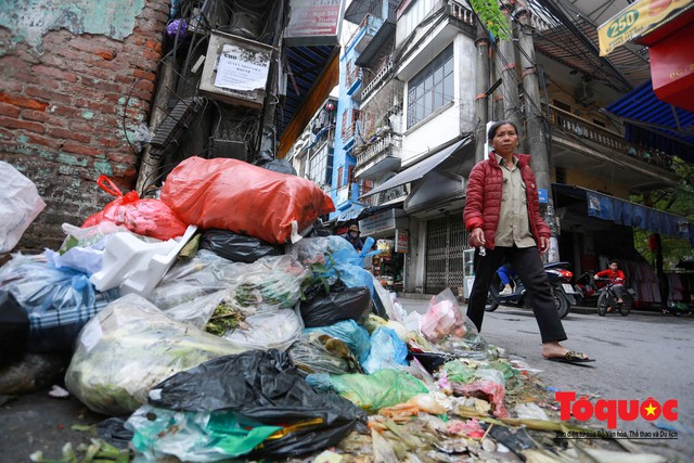 Gần Tết, rác thải sinh hoạt ùn ứ khắp phố phường Hà Nội - Ảnh 12.