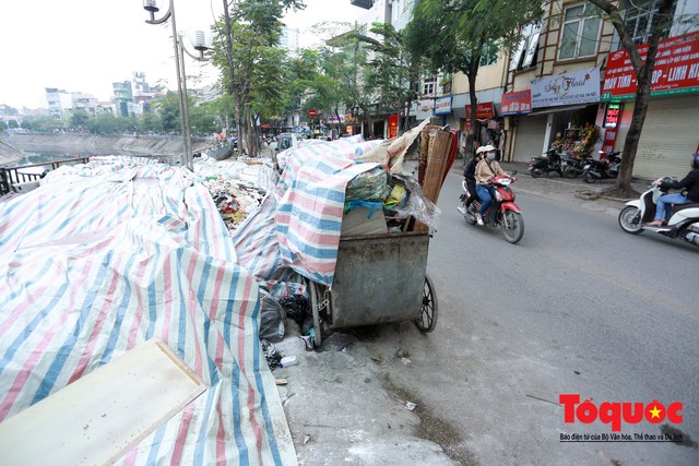 Gần Tết, rác thải sinh hoạt ùn ứ khắp phố phường Hà Nội - Ảnh 11.