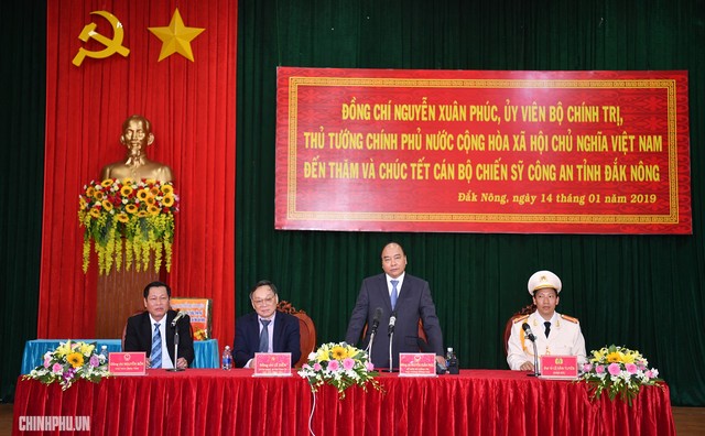 Thủ tướng Nguyễn Xuân Phúc thăm, chúc Tết cán bộ, chiến sĩ công an tỉnh Đắk Nông - Ảnh 1.