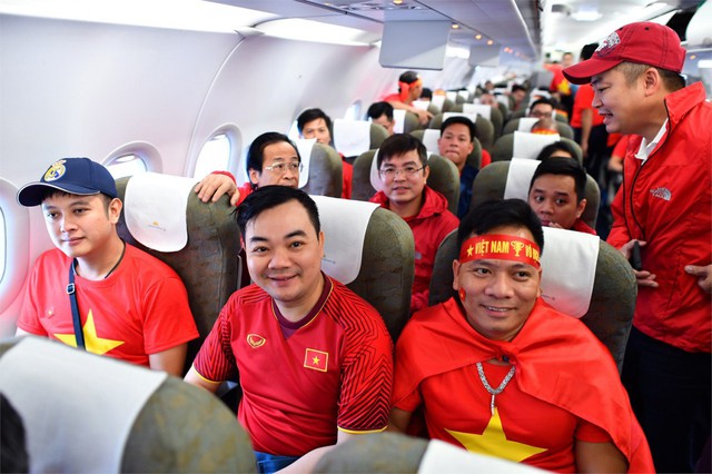Tập đoàn Masan thuê máy bay Boeing 787 của Vietnam Airlines đưa cổ động viên cổ vũ đội tuyển Việt Nam - Ảnh 1.