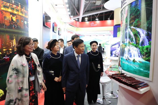 Bộ trưởng Nguyễn Ngọc Thiện thăm Hội chợ Du lịch Travex 2019 - Ảnh 7.