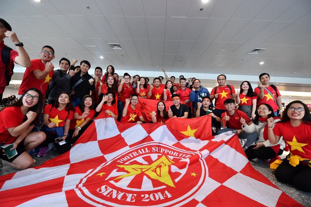 Người hâm mộ bóng đá Việt Nam lên đường sang UAE cổ vũ cho thầy trò HLV Park Hang-seo - Ảnh 1.