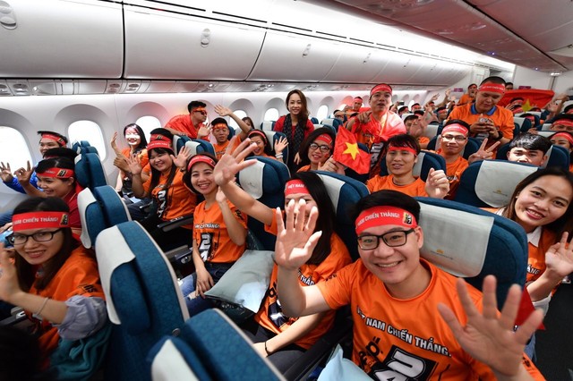 Người hâm mộ bóng đá Việt Nam lên đường sang UAE cổ vũ cho thầy trò HLV Park Hang-seo - Ảnh 7.