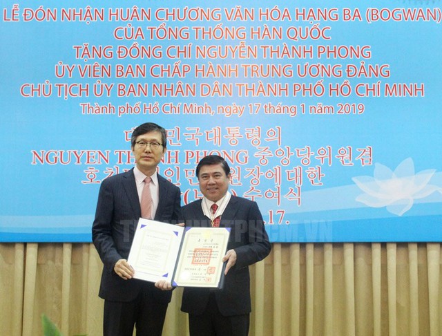Chủ tịch TP.HCM nhận Huân chương văn hoá của Tổng thống Hàn Quốc - Ảnh 1.