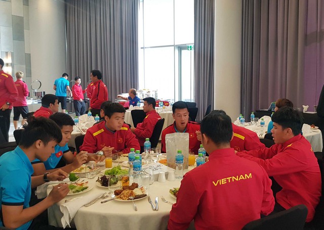 Hình ảnh ĐT Việt Nam sang Dubai, chuẩn bị cho trận đấu  vòng 1/8 gặp Jordan - Ảnh 7.