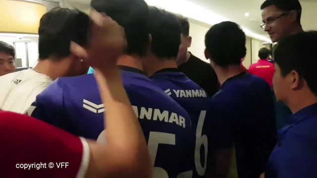 Lọt vào vòng 1/8, cầu thủ tuyển Việt Nam ăn mừng cuồng nhiệt ngay tại hành lang khách sạn - Ảnh 1.