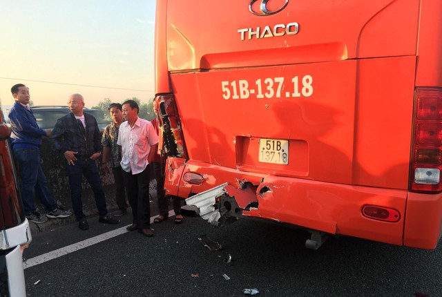 Xe khách chở nhiều trẻ em bị tông trên cao tốc TP HCM – Trung Lương - Ảnh 2.