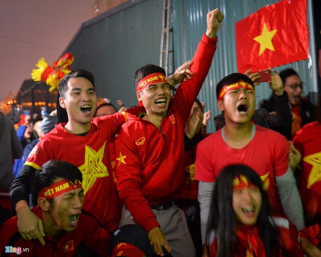 Hình Ảnh CĐV cả nước đổ ra đường ăn mừng sau chiến thắng nghẹt thở của ĐT Việt Nam bước vào tứ kết Asian Cup 2019. - Ảnh 1.