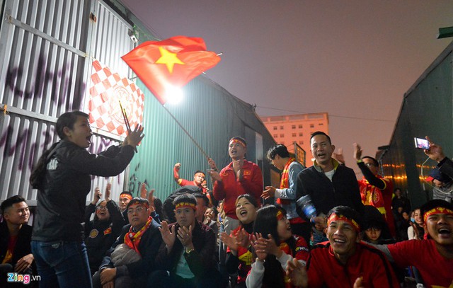 Hình Ảnh CĐV cả nước đổ ra đường ăn mừng sau chiến thắng nghẹt thở của ĐT Việt Nam bước vào tứ kết Asian Cup 2019. - Ảnh 2.