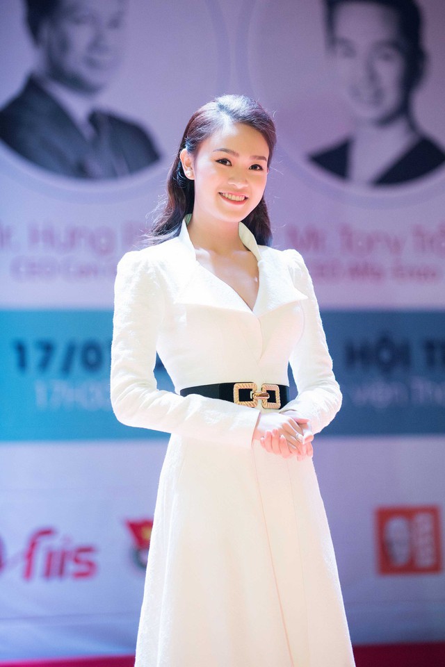 ‘Cô gái vàng’ Hoa hậu Việt Nam Ngọc Vân ngày càng toả sáng với vai trò MC - Ảnh 4.