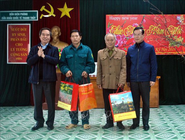 Trưởng Ban Kinh tế Trung ương thăm, tặng quà gia đình chính sách tại Hà Giang - Ảnh 1.