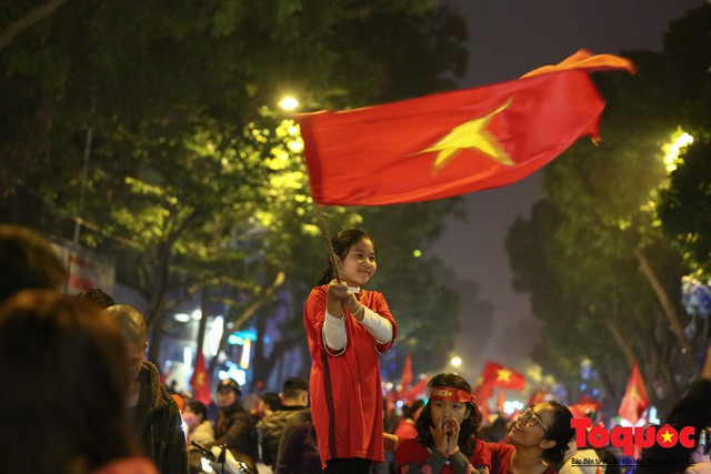 Việt Nam vào tứ kết Asian Cup 2019, CĐV nhuộn đỏ các con đường ở thủ đô Hà Nội - Ảnh 5.