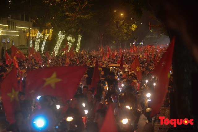 Việt Nam vào tứ kết Asian Cup 2019, CĐV nhuộn đỏ các con đường ở thủ đô Hà Nội - Ảnh 7.