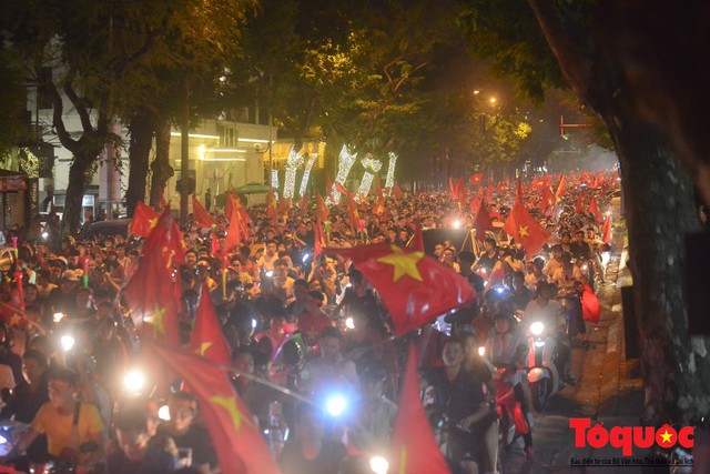 Việt Nam vào tứ kết Asian Cup 2019, CĐV nhuộn đỏ các con đường ở thủ đô Hà Nội - Ảnh 3.