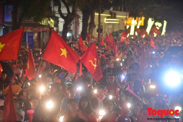 Việt Nam vào tứ kết Asian Cup 2019, CĐV nhuộn đỏ các con đường ở thủ đô Hà Nội - Ảnh 2.