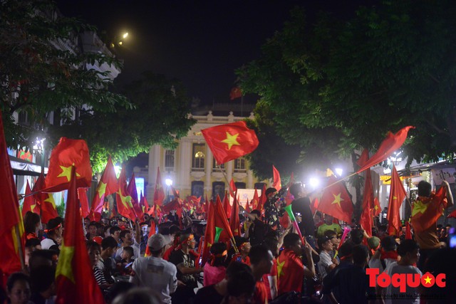 Việt Nam vào tứ kết Asian Cup 2019, CĐV nhuộn đỏ các con đường ở thủ đô Hà Nội - Ảnh 1.