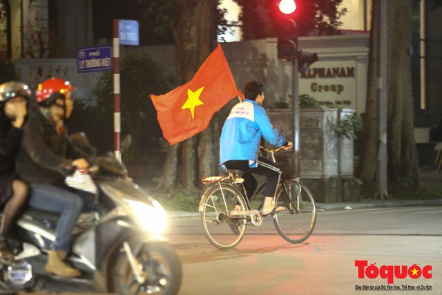 Việt Nam vào tứ kết Asian Cup 2019, CĐV nhuộn đỏ các con đường ở thủ đô Hà Nội - Ảnh 9.