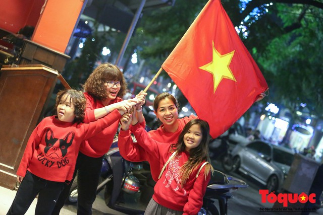 Việt Nam vào tứ kết Asian Cup 2019, CĐV nhuộn đỏ các con đường ở thủ đô Hà Nội - Ảnh 10.