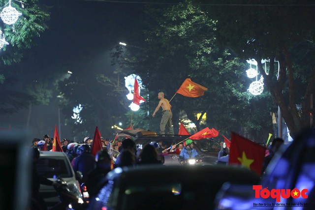 Việt Nam vào tứ kết Asian Cup 2019, CĐV nhuộn đỏ các con đường ở thủ đô Hà Nội - Ảnh 11.