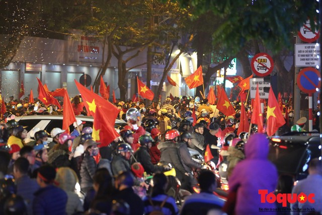 Việt Nam vào tứ kết Asian Cup 2019, CĐV nhuộn đỏ các con đường ở thủ đô Hà Nội - Ảnh 12.