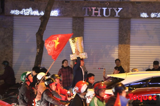 Việt Nam vào tứ kết Asian Cup 2019, CĐV nhuộn đỏ các con đường ở thủ đô Hà Nội - Ảnh 13.
