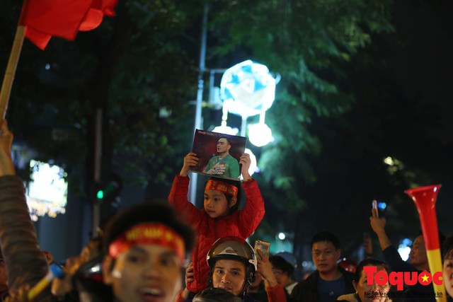 Việt Nam vào tứ kết Asian Cup 2019, CĐV nhuộn đỏ các con đường ở thủ đô Hà Nội - Ảnh 14.