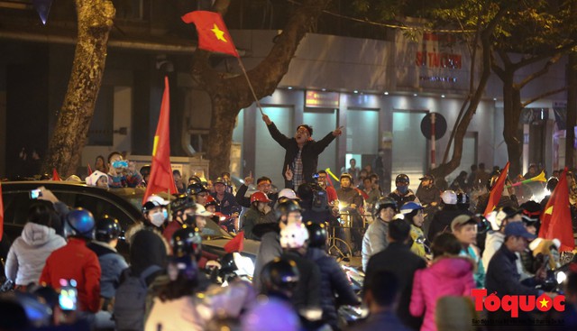Việt Nam vào tứ kết Asian Cup 2019, CĐV nhuộn đỏ các con đường ở thủ đô Hà Nội - Ảnh 15.